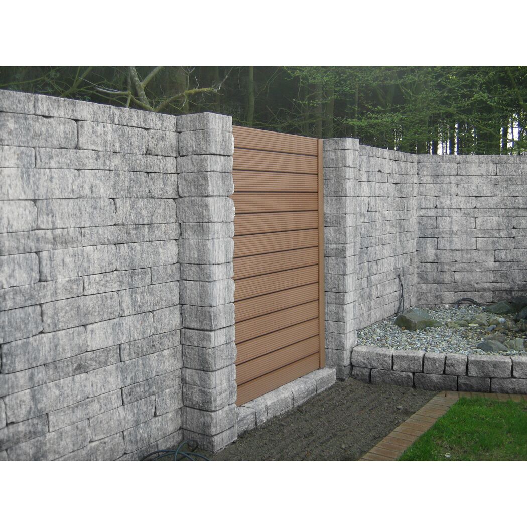 Gartenmauer mit Holzzaun und Kiesbeet