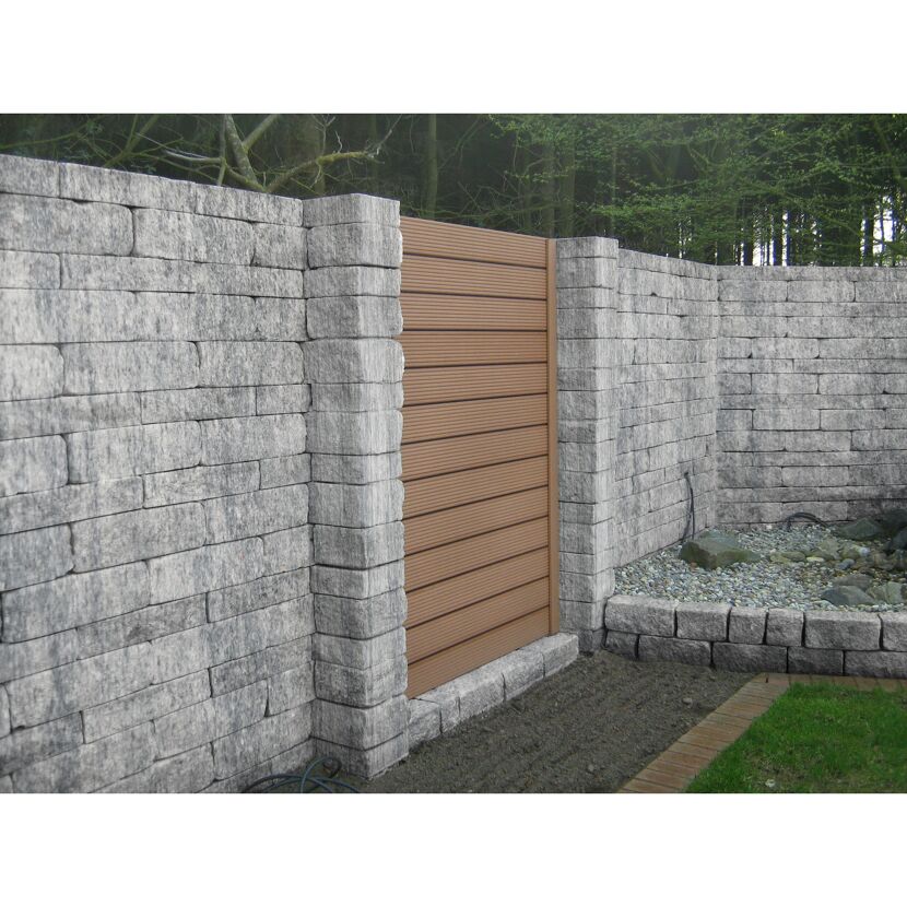 Gartenmauer mit Holzzaun und Kiesbeet