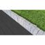 Graue Randsteine trennen Gehweg von Rasenfläche