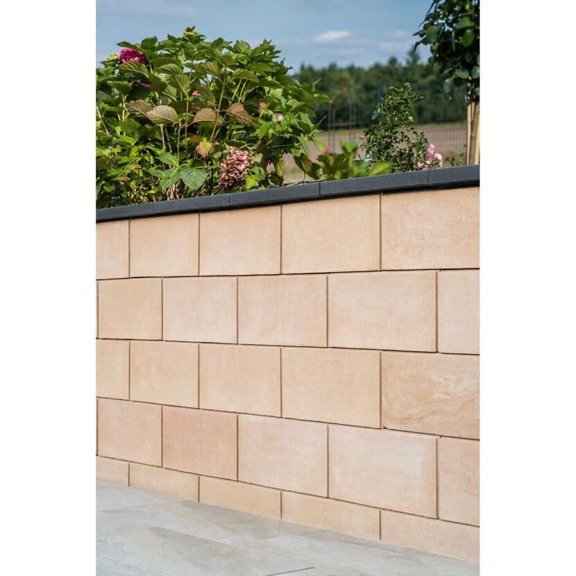 Sandsteinmauer im Garten