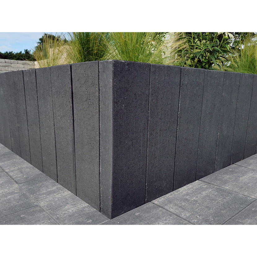 Anthrazitfarbene Palisade mit Pflanzen