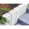Graue Palisaden neben einer Treppe