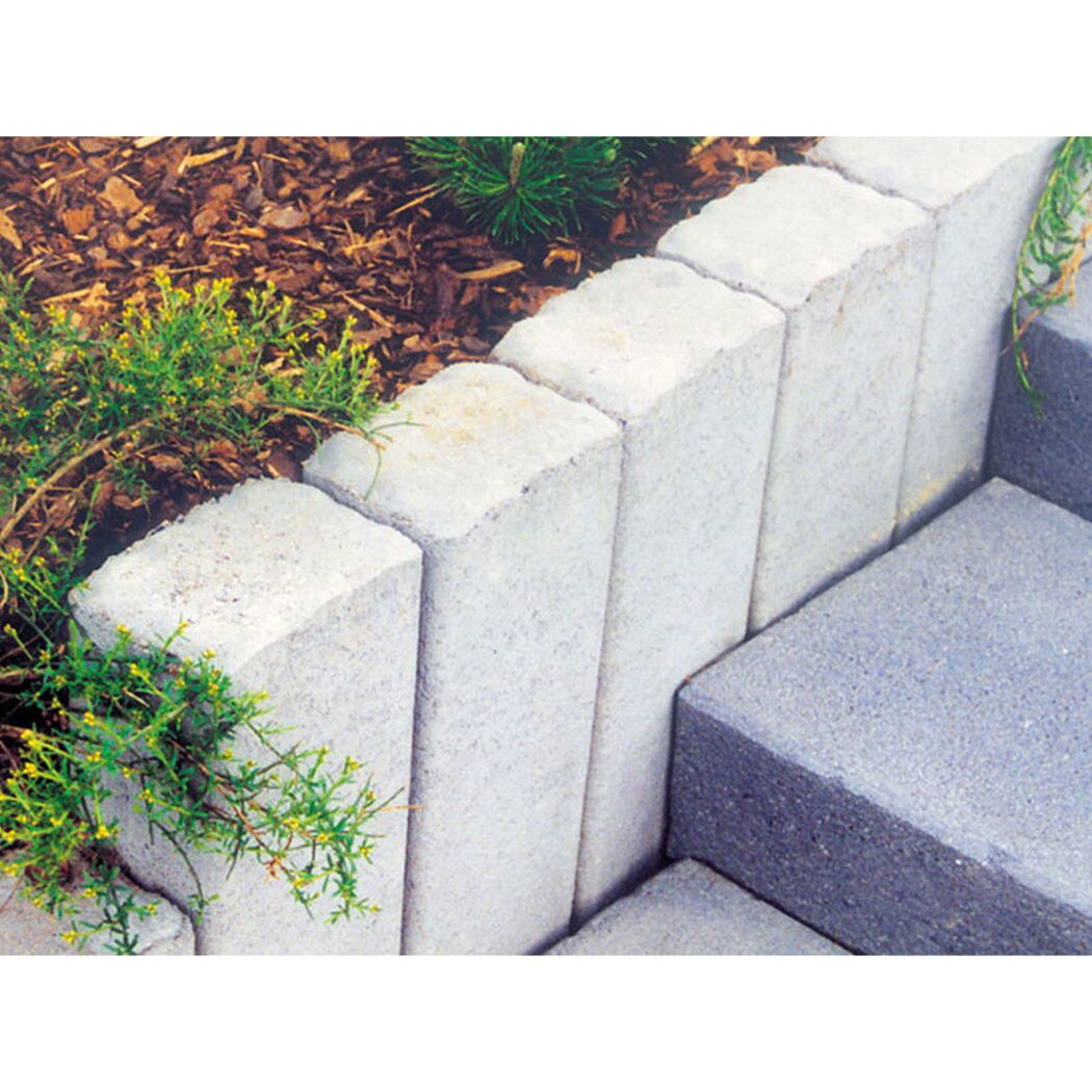 Graue Palisaden neben einer Treppe