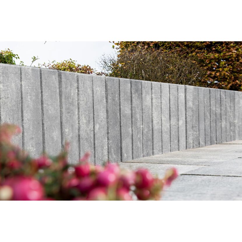 Graue Gartenmauer aus Beton