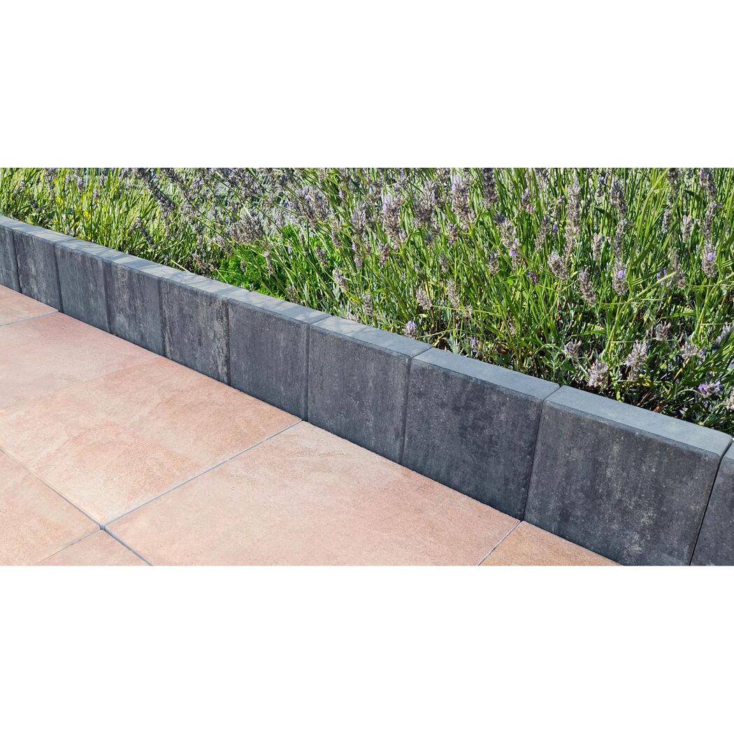 Lavendelbeet und Gehwegplatten mit grauer Beetbegrenzung