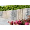 Graue Gartenmauer mit Struktur