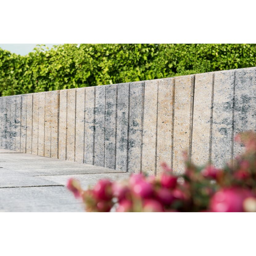 Graue Gartenmauer mit Struktur