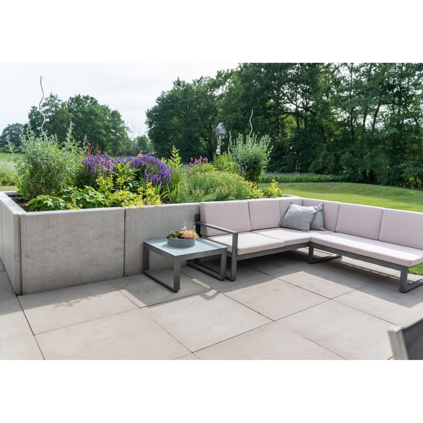 Sitzecke auf einer Terrasse mit Pflanzenkübeln