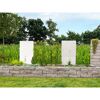Garten mit Hochbeet und Maisfeld im Hintergrund