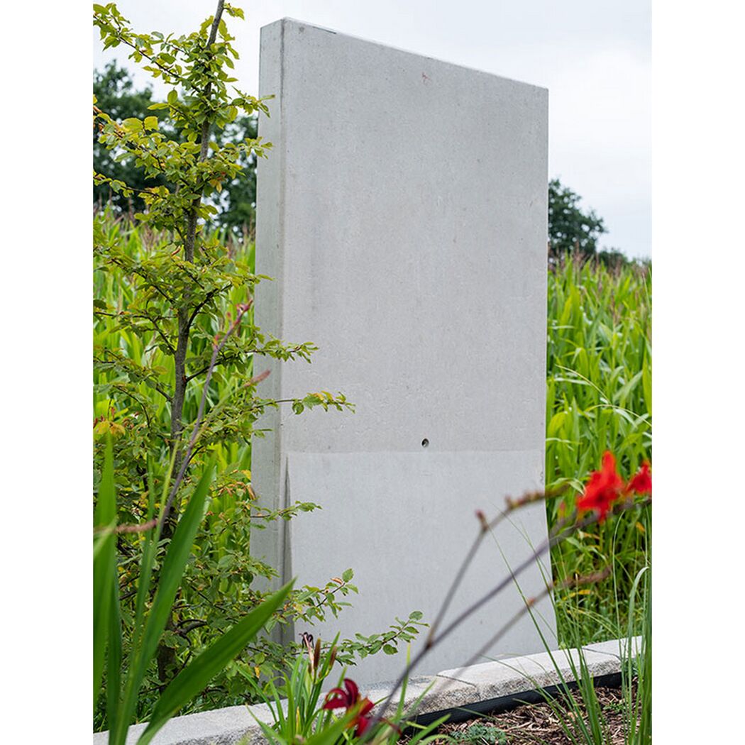Grauer L-Stein im Garten