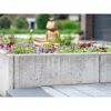 Grauer L-Stein im Garten mit Blumen und Froschfigur