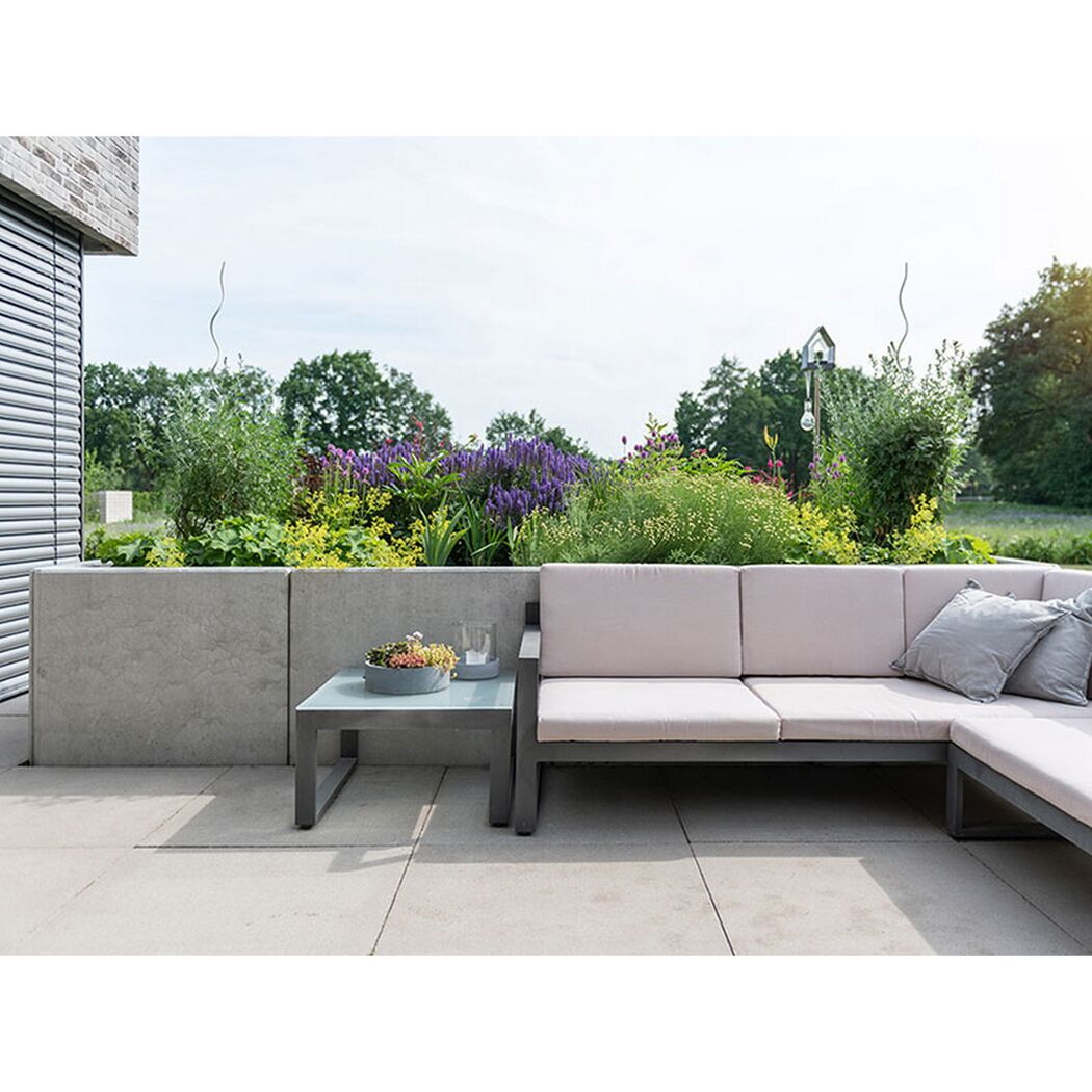 Sitzecke auf einer Terrasse mit Pflanzenkübeln