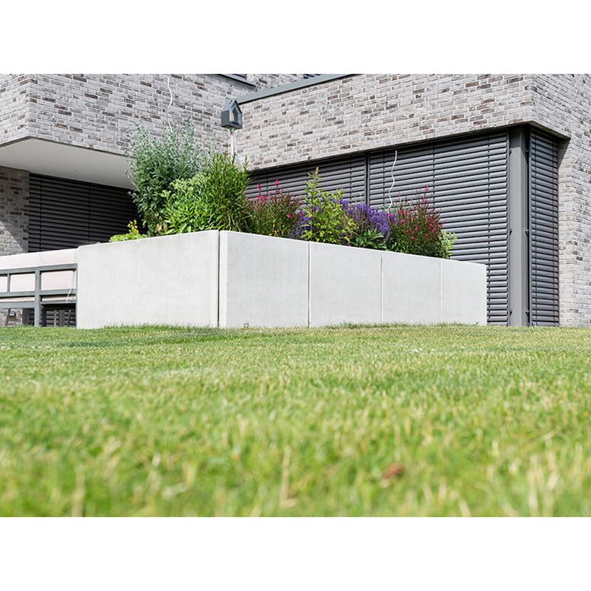 Graues Hochbeet aus Beton