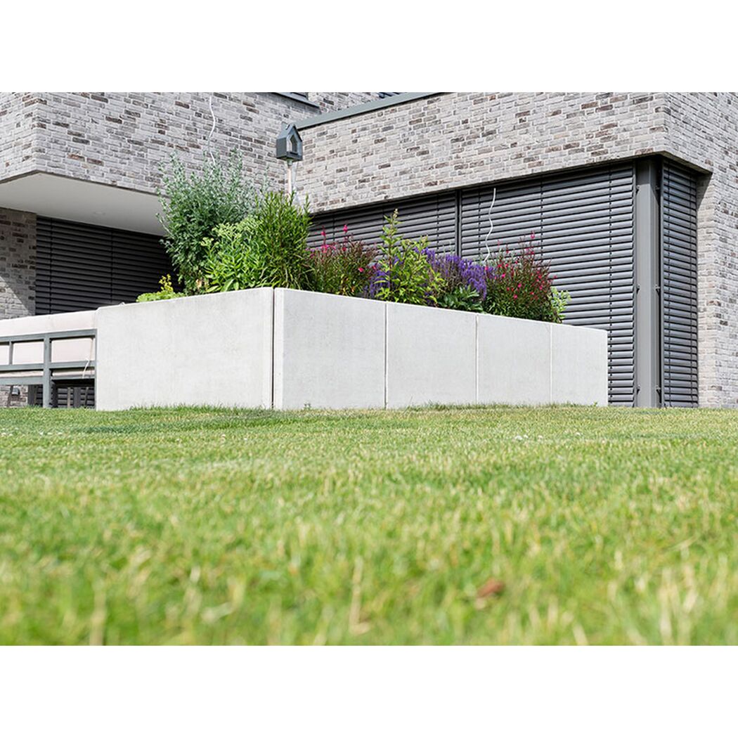 Graues Hochbeet aus Beton