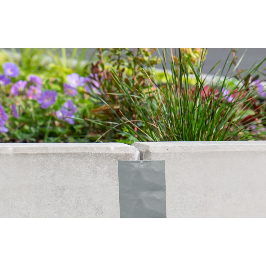 Graues Fugendichtband an Betonmauer