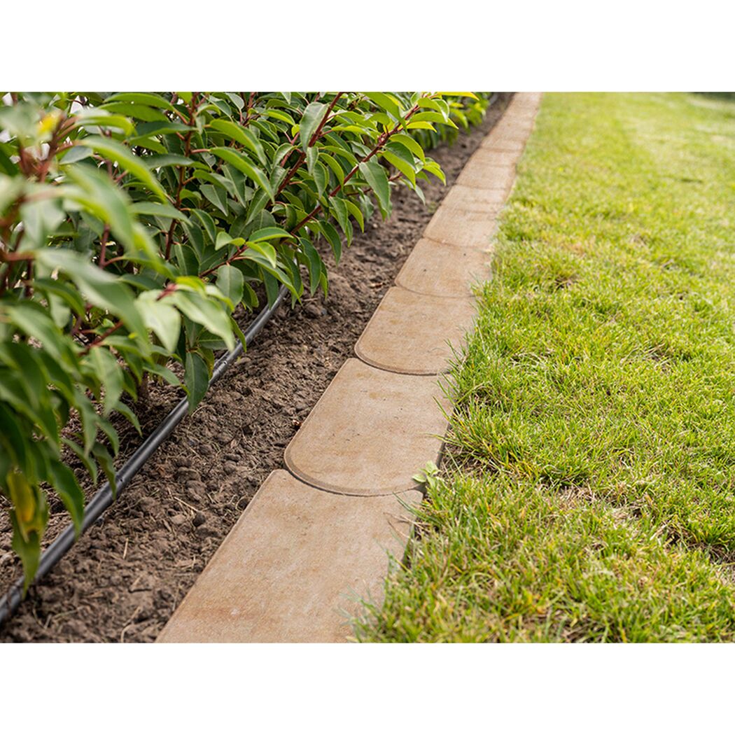 Rasenkante aus Beton im Garten verlegt