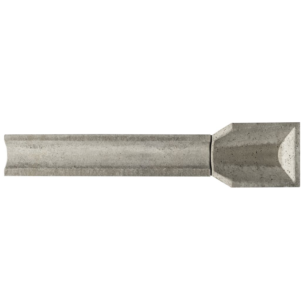 Graue Betonrinne mit Einlauf