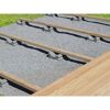 Holzbalken auf Betonfundamenten für eine Terrasse