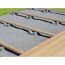 Holzbalken auf Betonfundamenten für eine Terrasse