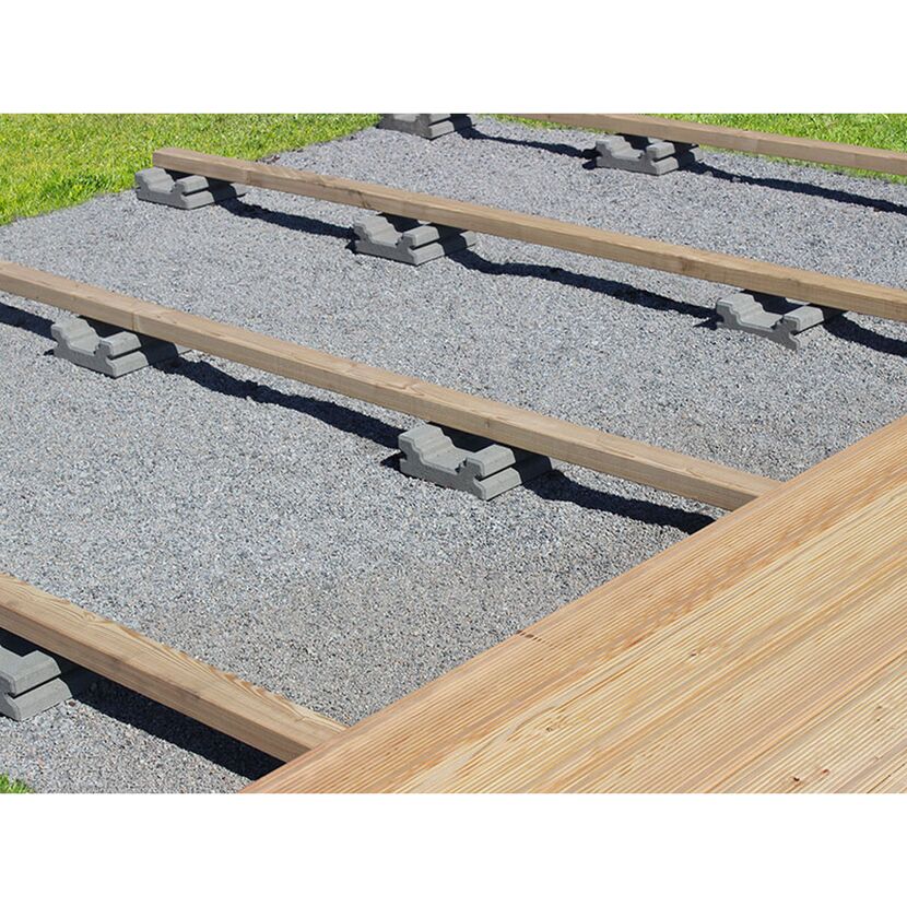 Holzbalken auf Betonfundamenten für eine Terrasse