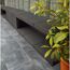 Dunkelgraue Gartenbank aus Beton