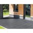 Graue Terrassenplatten vor einem Haus.