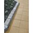 Beigefarbene Terrassenplatten mit grauer Randbegrenzung