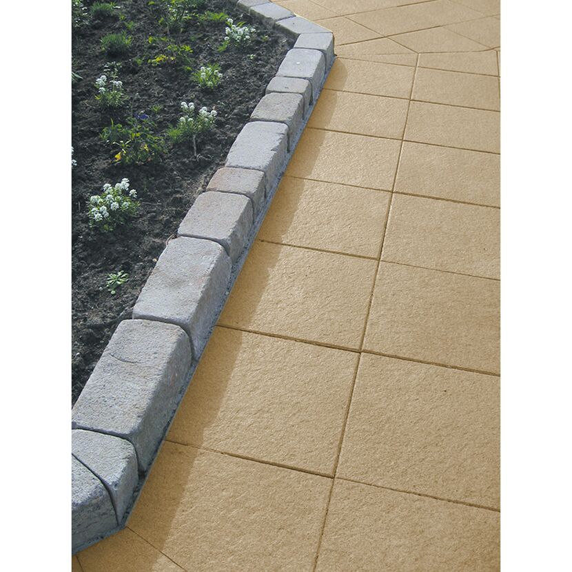 Beigefarbene Terrassenplatten mit grauer Randbegrenzung