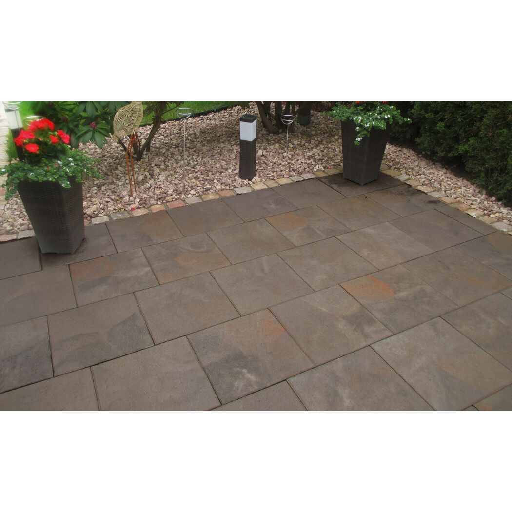 Gepflasterte Terrasse mit Kiesstreifen und Blumentöpfen