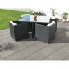 Schwarze Gartenmöbel auf grauen Terrassenplatten.