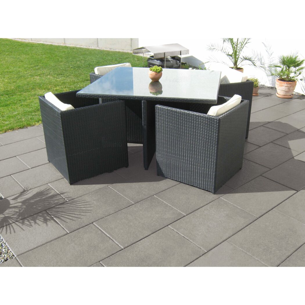 Schwarze Gartenmöbel auf grauen Terrassenplatten.