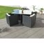 Schwarze Gartenmöbel auf grauen Terrassenplatten.