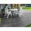 Weiße Gartenmöbel auf dunkler gepflasterter Terrasse
