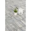 Graue Terrassenplatten mit Dekoration