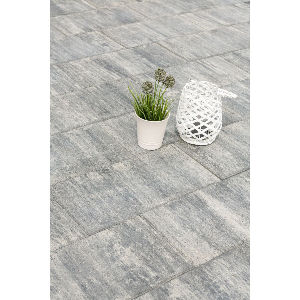 Graue Terrassenplatten mit Dekoration