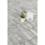 Graue Terrassenplatten mit Dekoration