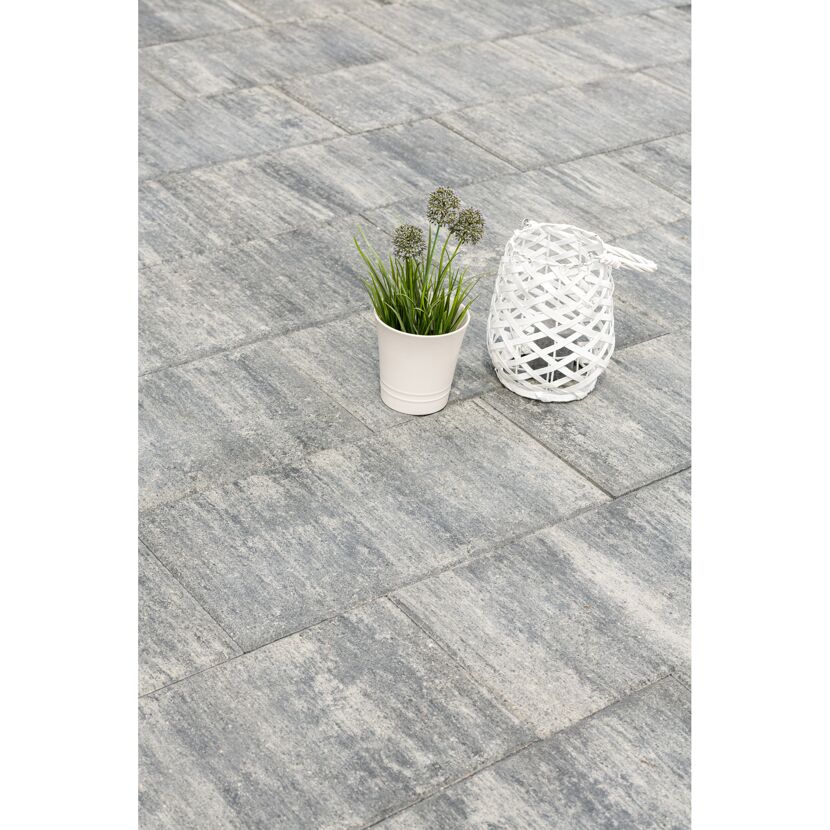 Graue Terrassenplatten mit Dekoration