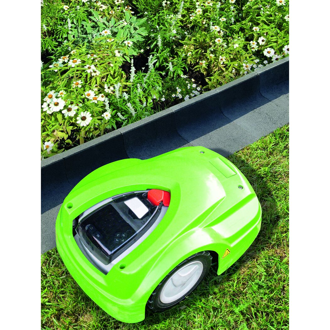 Grüner Rasenmähroboter mäht Rasen.