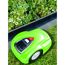 Grüner Rasenmähroboter mäht Rasen.