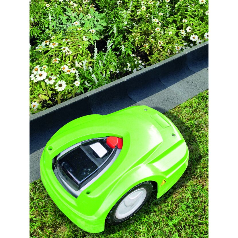 Grüner Rasenmähroboter mäht Rasen.