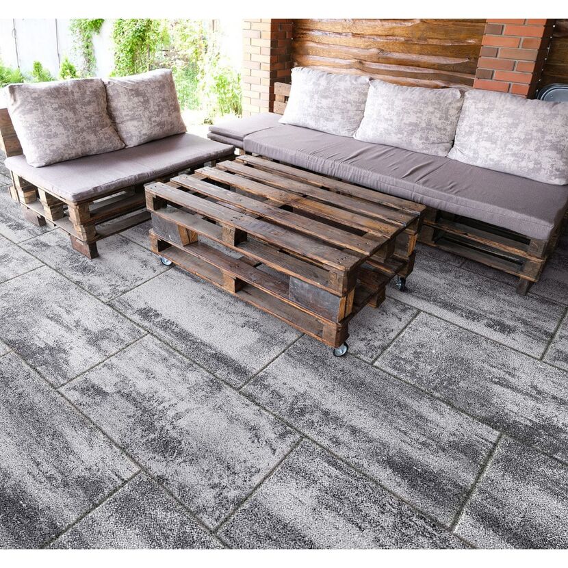Sitzgruppe aus Paletten auf Betonplatten Sabbia di S
