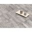 Graue Terrassenplatten mit Kerzen