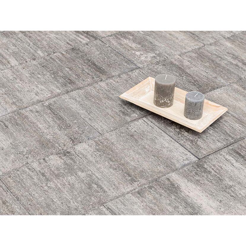 Graue Terrassenplatten mit Kerzen