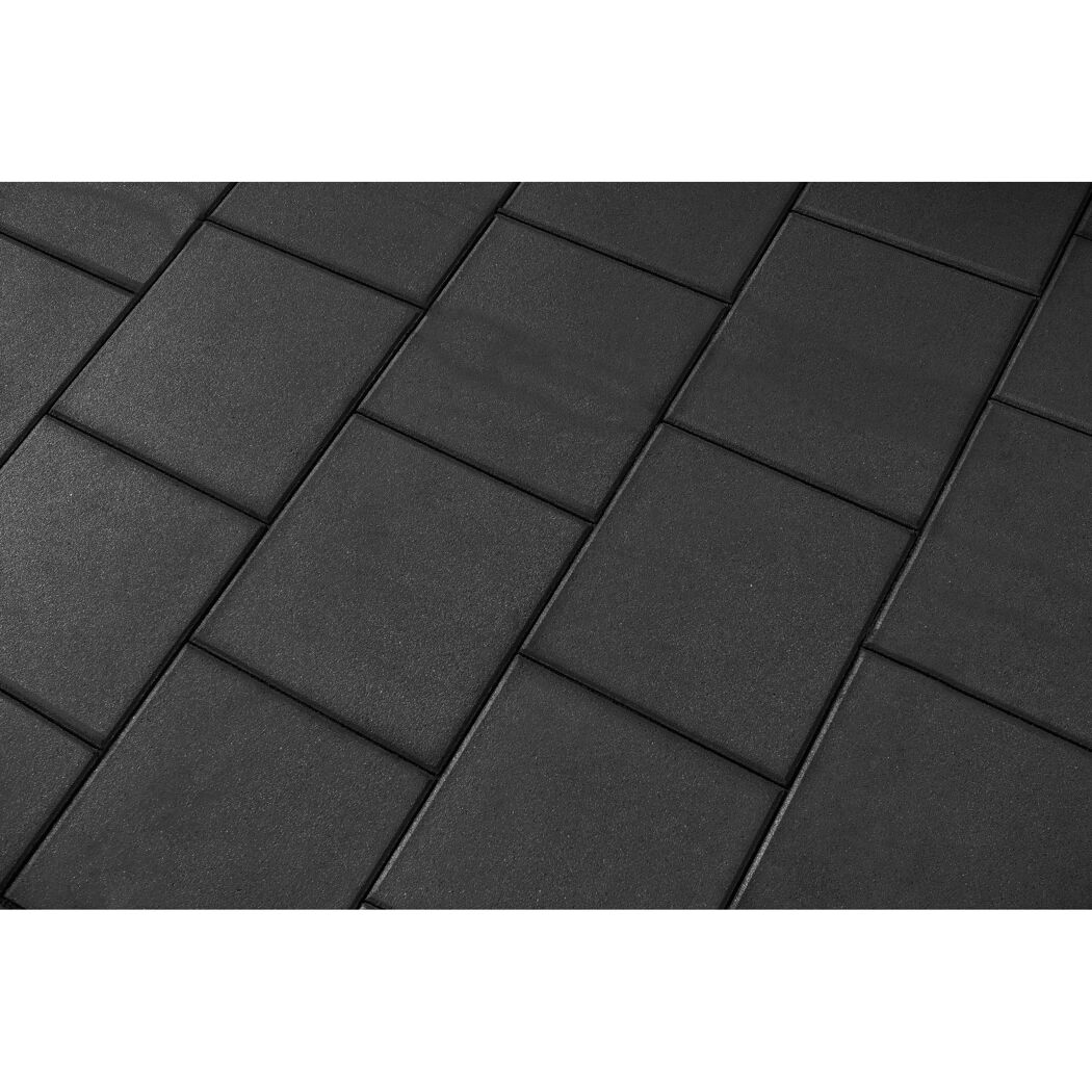 Anthrazitfarbene Betonplatten