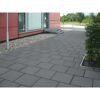 Anthrazitfarbene Betonplatten verlegt