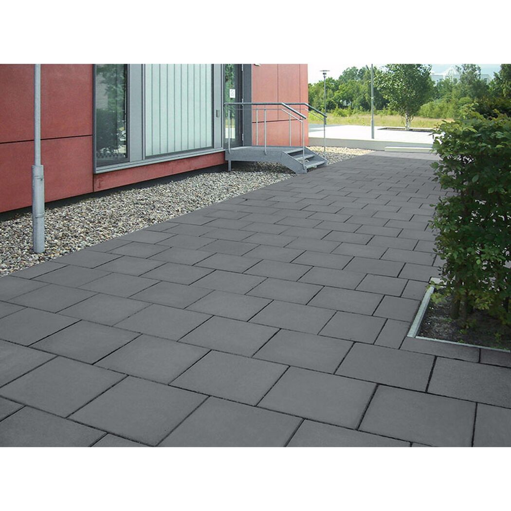 Anthrazitfarbene Betonplatten verlegt