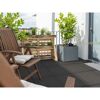 Balkon mit Fliesen, Hochbeet aus Paletten und Pflanzenkübel