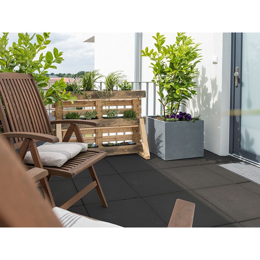 Balkon mit Fliesen, Hochbeet aus Paletten und Pflanzenkübel
