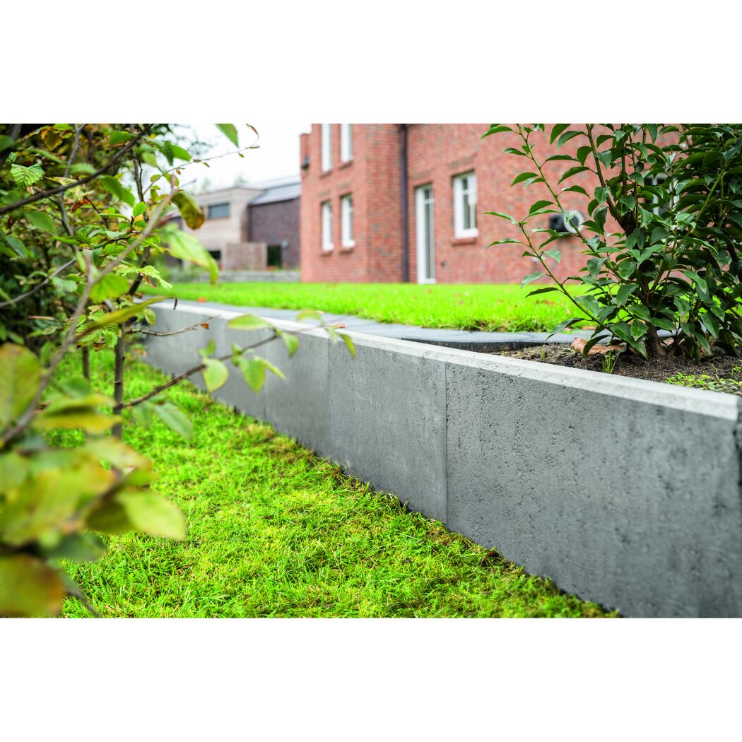 Grauer L-Stein im Garten