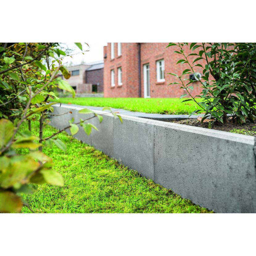 Grauer L-Stein im Garten verlegt